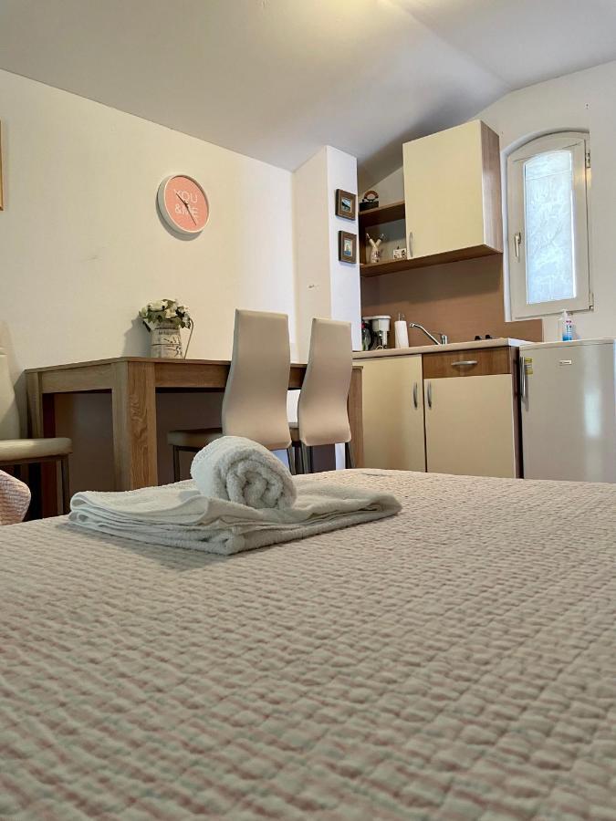 Studio Apartmani Kremic Karlobag Kültér fotó